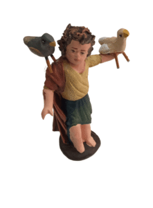 Niño de barro lienzado con pajaritos